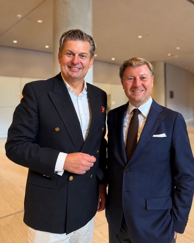 Otto Mahlknecht insieme a Maximilian Krah durante l'evento dell'AfD a Berlino